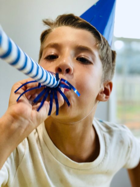小男孩在生日派对上有乐趣-库存照片图片下载