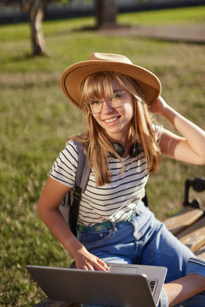 美丽的大学生在校园里使用笔记本电脑图片下载