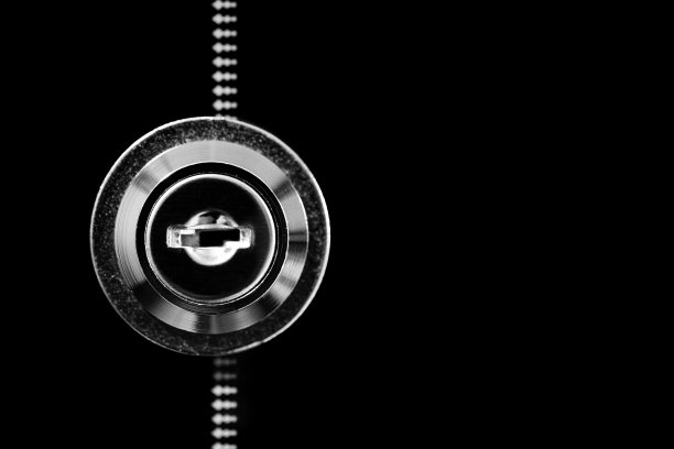 锁眼在黑暗背景上的特写图片下载