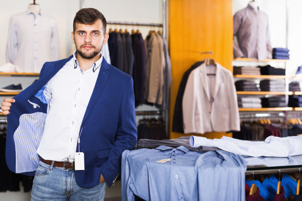 男顾客在男装店买时尚夹克图片下载