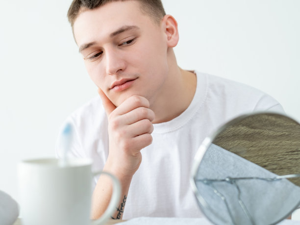 完美的皮肤面部护理男人剃干净的脸图片下载