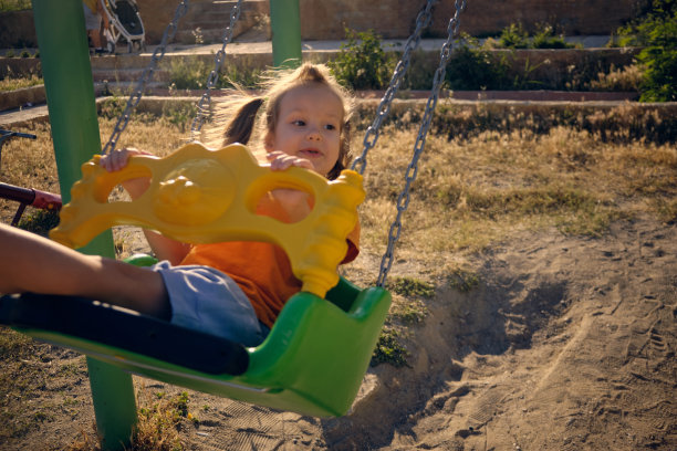 小女孩在荡秋千图片下载