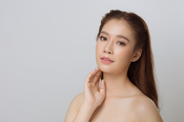 美女拍摄人像的女人显示美丽的皮肤在白色的背景图片下载