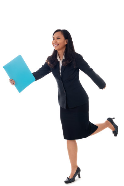 微笑的女商人走着蓝色的文件夹孤立在白色的全身。混血亚洲-白种人黑发女性模型。图片下载