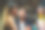 亚洲女子坐在吧台和酒吧男招待员聊天在夜总会。图片下载
