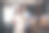 幸福的夫妇在厨房里喝果汁。图片下载