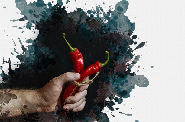 手里拿着两个成熟的红辣椒。一个男人拿着熟透的辣椒图片下载