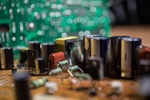 电子微电路的程式化照片。微电路，触点，电子，主板。黑色背景。微距摄影的电子设备。图片下载