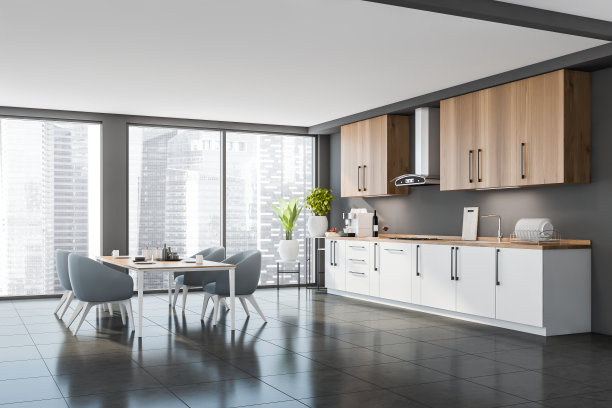 角落全景木制半白厨房，蓝色椅子图片下载