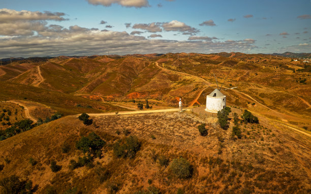 古老的历史废弃的风车在西尔弗斯，阿尔加维，葡萄牙，伊比利亚半岛的原始传统建筑的航拍照片，磨坊在西尔弗斯的山上。图片下载