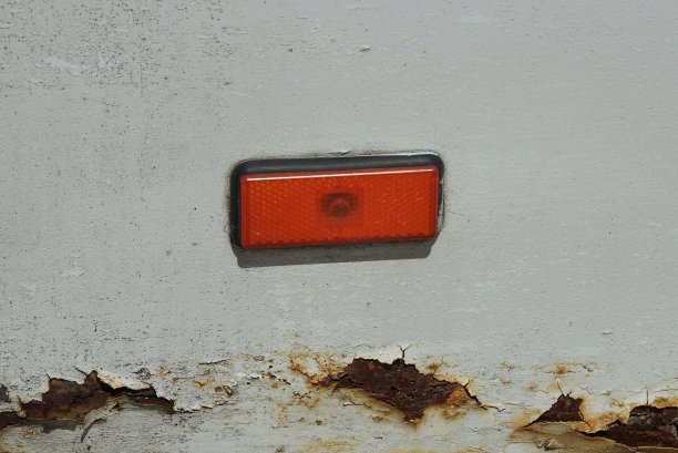 一个旧的红色塑料转弯信号反射器图片下载