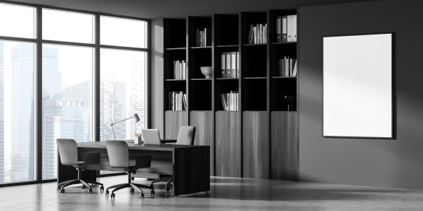 海报和角落全景深灰色办公室的橱柜，书桌图片下载