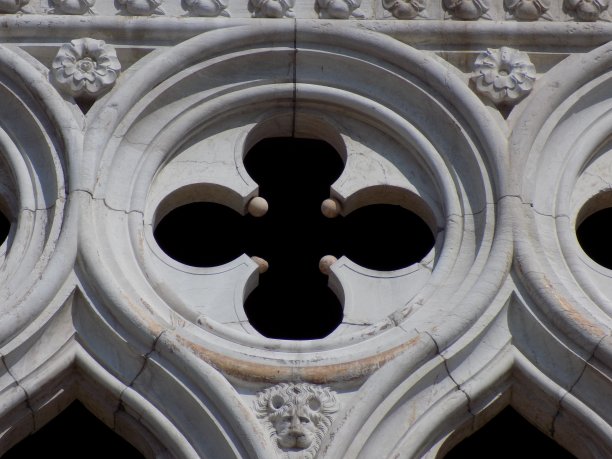 带有花卉图案的石栅栏的细节图片下载