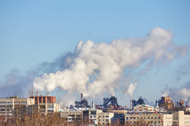 烟和烟雾。向环境中排放有害物质。工厂对大气的污染。废气。环境灾难。城市环境差图片下载