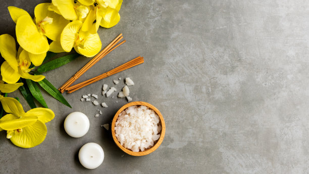 泰国Spa。热石设置按摩治疗和放松，黄色兰花在黑板上。生活方式健康理念，c图片下载