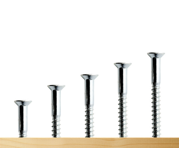 孤立镜头的楼梯形银螺丝条形图在白色的背景图片下载