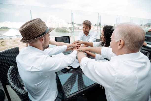 一群年轻的商人展示了他们的团结图片下载