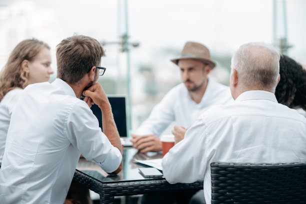 一群坐在讨论桌旁的商务人士图片下载