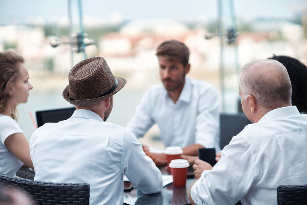 一群企业家坐在讨论桌旁图片下载