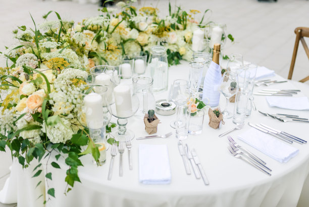精心装饰的餐桌照片。婚礼装饰。图片下载
