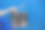 电影制作的拍板由女性手持，背景为蓝色。图片下载