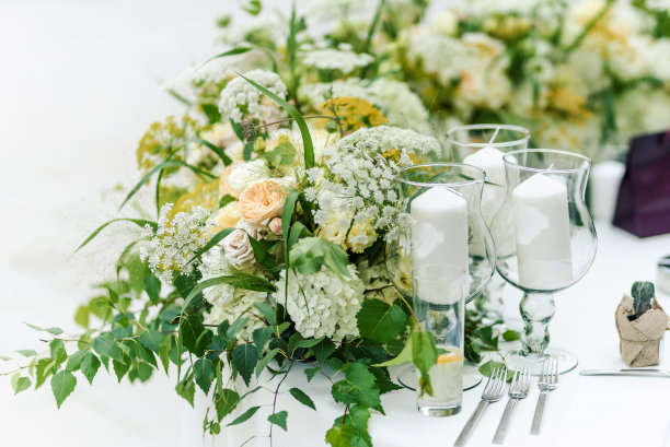 精心装饰的餐桌照片。婚礼装饰。图片下载