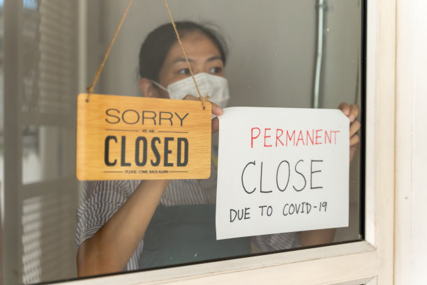 年轻的亚洲女企业家因冠状病毒爆发而关闭了她的企业。图片下载