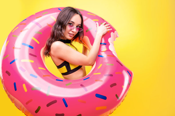 美丽的年轻女子的肖像与浮动游泳甜甜圈图片下载