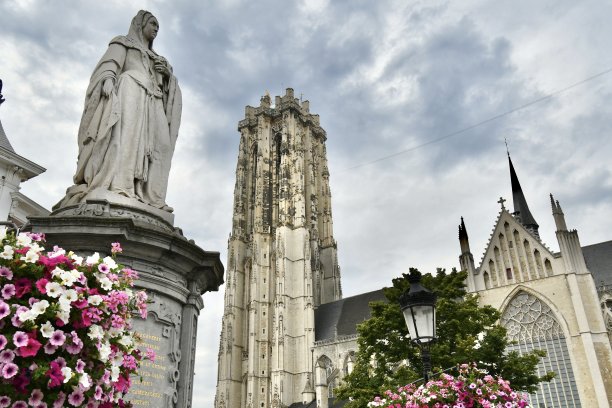 梅赫伦大教堂和梅赫伦的奥地利玛格丽特雕像图片下载