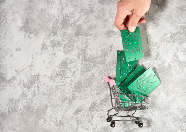 绿色背景上的电子印刷电路板。电子废物回收图片下载
