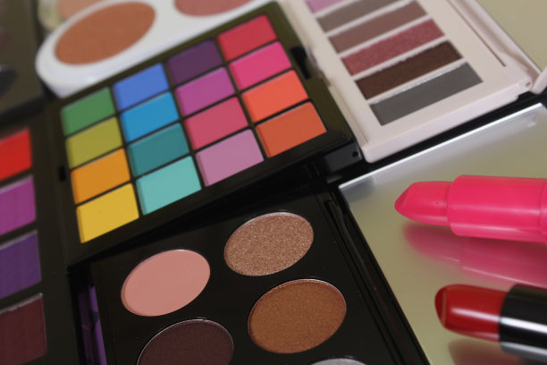 色彩鲜艳的化妆品颜料调色板与各种化妆品图片下载