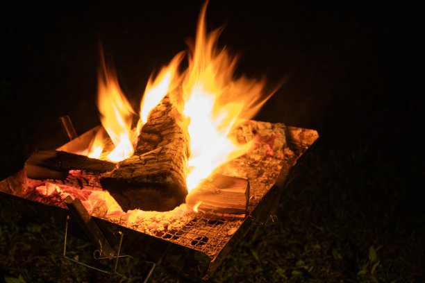 营火上燃烧着火苗和柴火图片下载