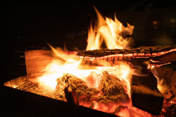 营火上燃烧着火苗和柴火图片下载