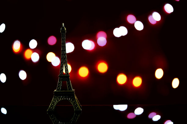 埃菲尔铁塔的纪念品。图片下载