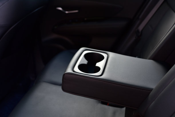 汽车扶手与杯架后排座位排图片下载