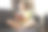 小女孩在用平板电脑看视频。在家的快乐时光。图片下载
