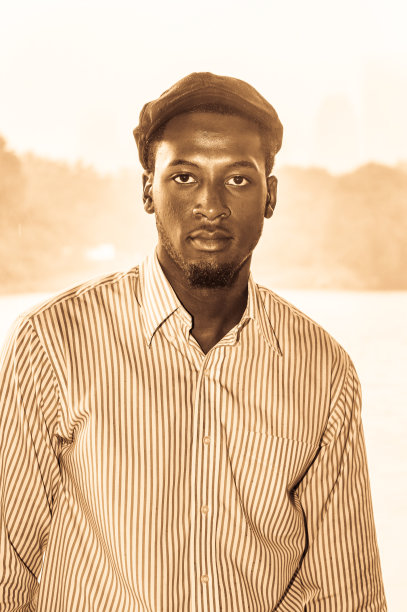 纽约下雨天，年轻黑人男子在湖边的画像图片下载