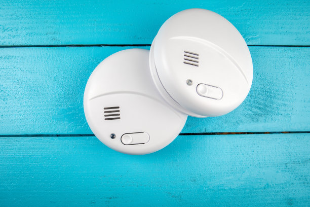 蓝色漆木表面有两个烟雾探测器图片下载