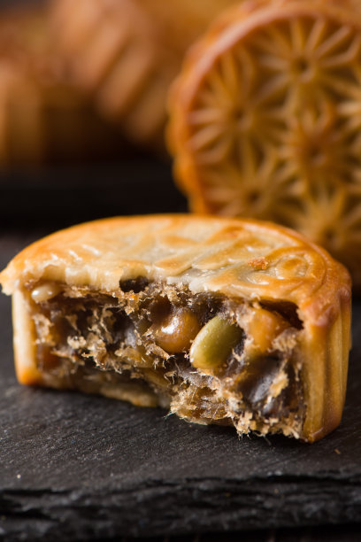 中国传统中秋食品是切月饼图片下载