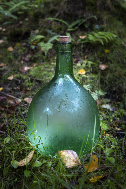 新鲜的泉水装在大瓶里图片下载