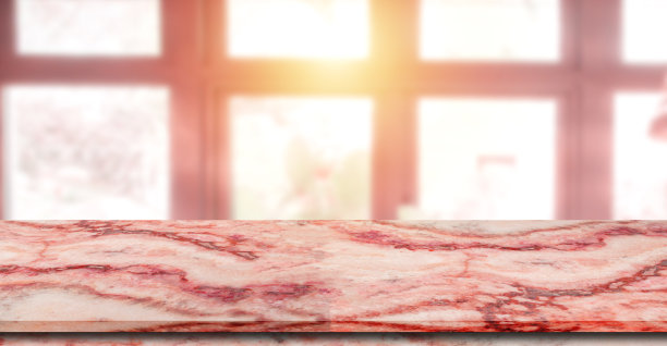粉红色大理石板空桌子前面的背景模糊。透视白色大理石模糊在咖啡店-可以用来展示或蒙太奇您的产品。为产品展示制作模型图片下载