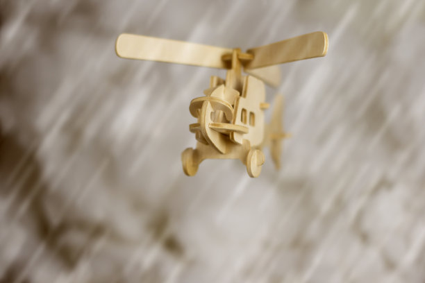 玩具直升机。多云的阴雨天气。 湍流。图片下载