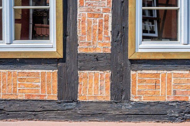 半木结构的房子，砖砌的很精致图片下载