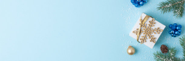 圣诞装饰与礼物的蓝色背景。平铺，复制空间图片下载