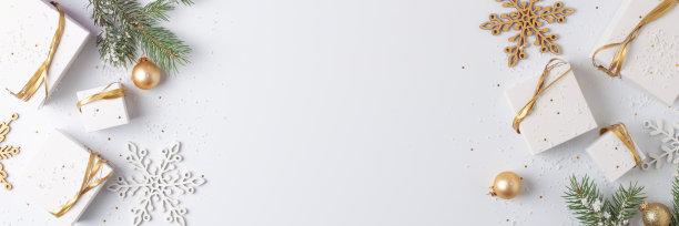 圣诞装饰与礼物在白色的背景。平铺，复制空间图片下载