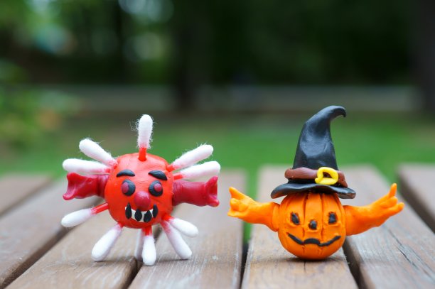 一个病毒的特写图和一个橡皮泥做的南瓜。图片下载