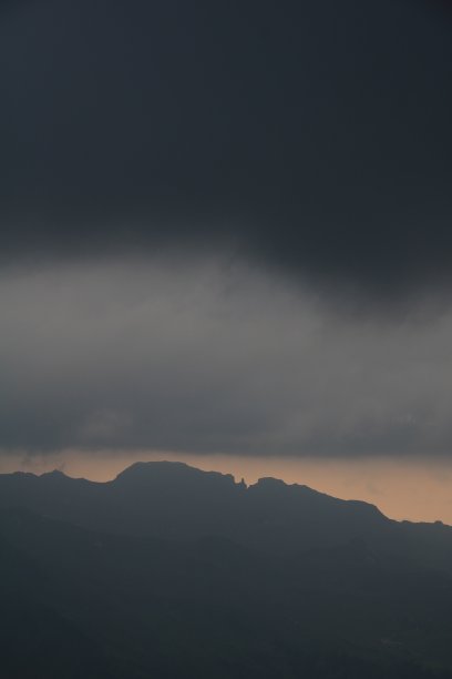 瑞士皮索尔地区的夜景。图片下载