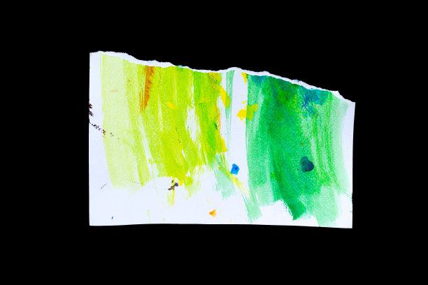 再生纸工艺粘在黑色背景，蓝色，橙色，黄色和绿色的油漆纸撕碎或撕裂的小块蓝色纸孤立在黑色背景与剪切路径。图片下载