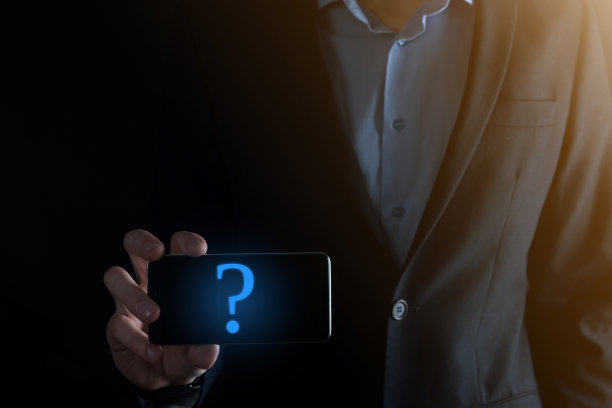 商人男人手握界面问号标志网页。在线提问，FAQ概念，什么，何时，如何，为什么，在互联网上搜索信息图片下载