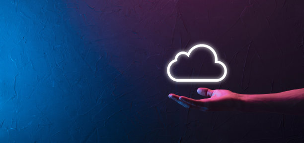 手持图标云计算网络和图标连接数据信息在手。云计算和技术概念。图片下载